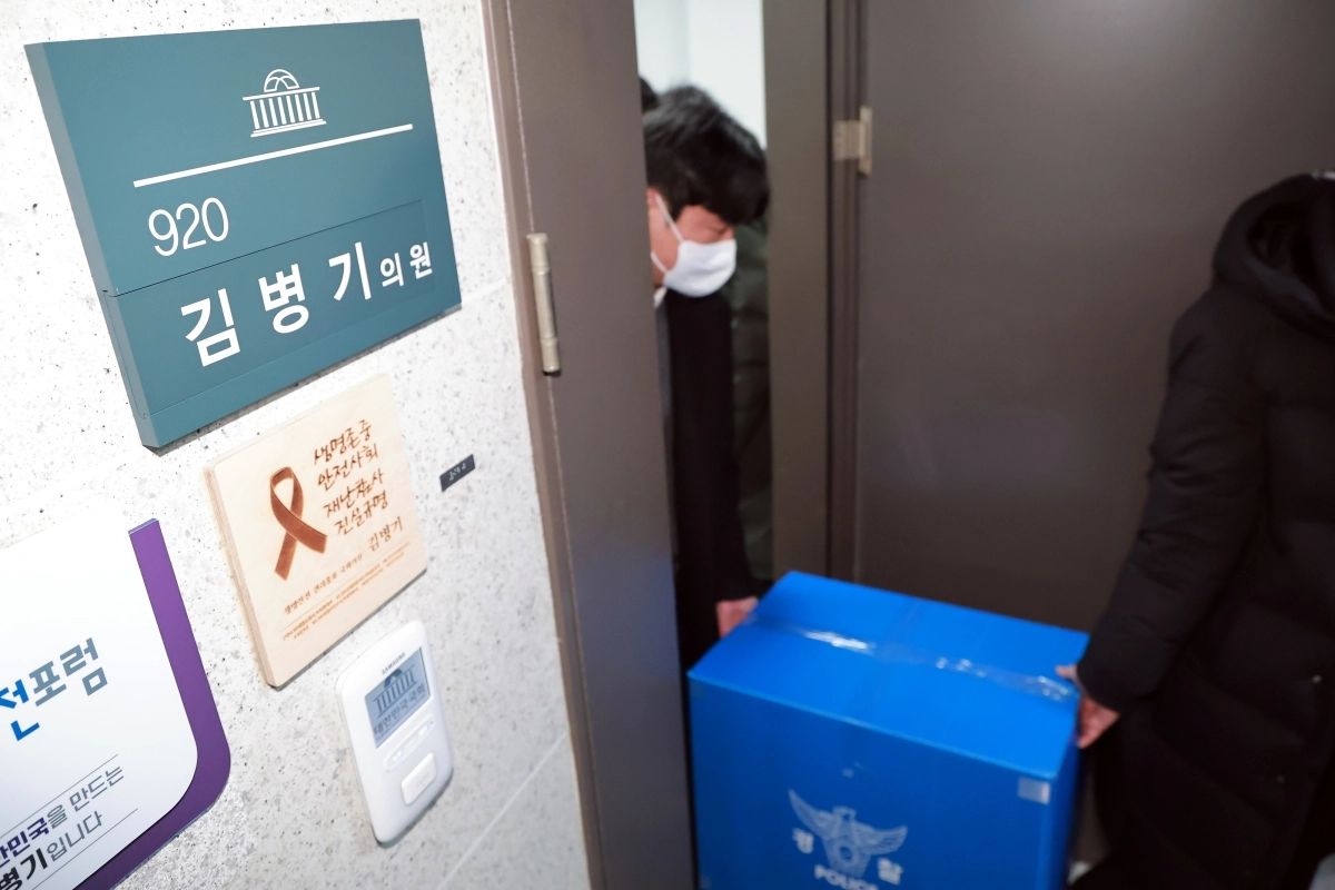 의원회관 내 김병기 의원실에서 나오는 압수품