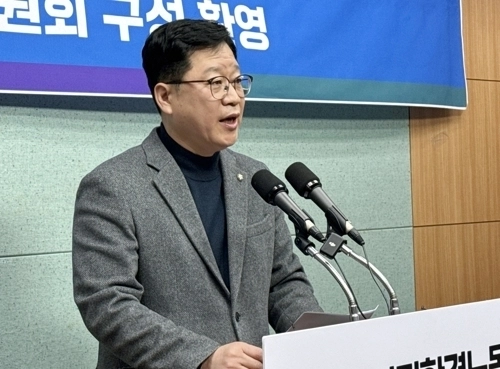 더불어민주당 안호영 의원이 지난 13일 전북특별자치도의회에서 반도체 산업과 관련한 기자회견을 하고 있다.  연합뉴스