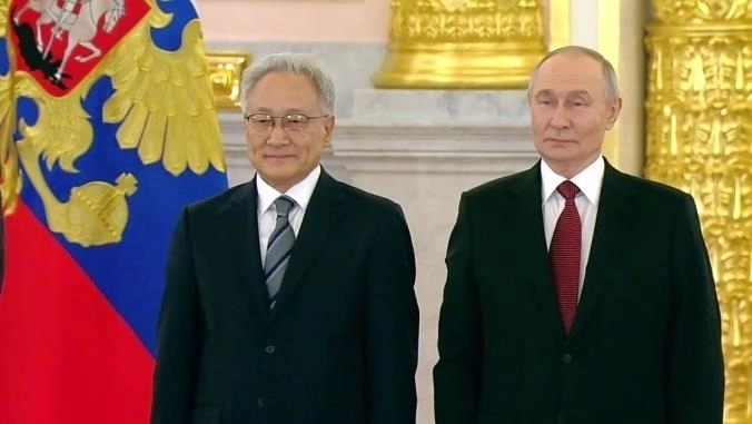 15일(현지시간) 러시아 모스크바 크렘린궁에서 열린 주러시아 대사 신임장 제정식에서 블라디미르 푸틴 러시아 대통령과 이석배 주러시아 한국대사가 기념촬영하고 있다. 2026.1.15 크렘린궁