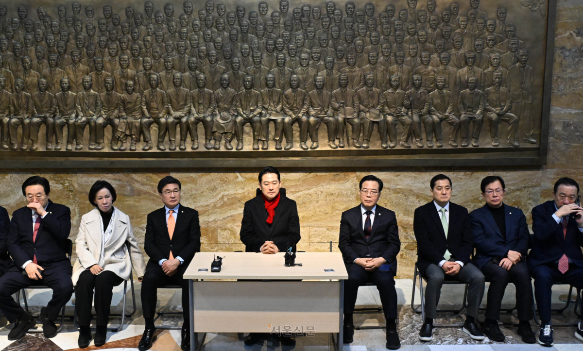 장동혁 국민의힘 대표가 15일 국회 로텐더홀에서 통일교 정치권 로비 의혹, 공천 헌금 의혹에 대한 ‘쌍특검법’ 수용을 촉구하며 단식 농성을 하고 있다. 왼쪽부터 ﻿박상웅·이인선·김대식 의원, 장 대표, 송언석 원내대표, 박대출·이만희·엄태영 의원.  홍윤기 기자
