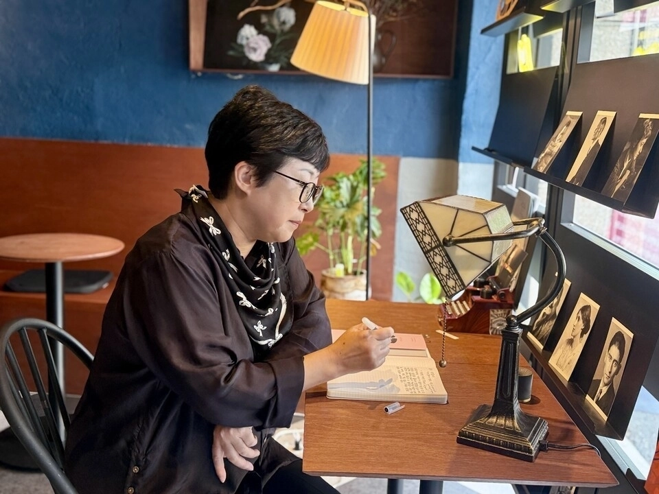 시인 나희덕은 거닐다 만난 ‘공간’에서 사유하고 사진으로 담아 자신만의 ‘마음의 장소’를 남겼다. 달 출판사 제공