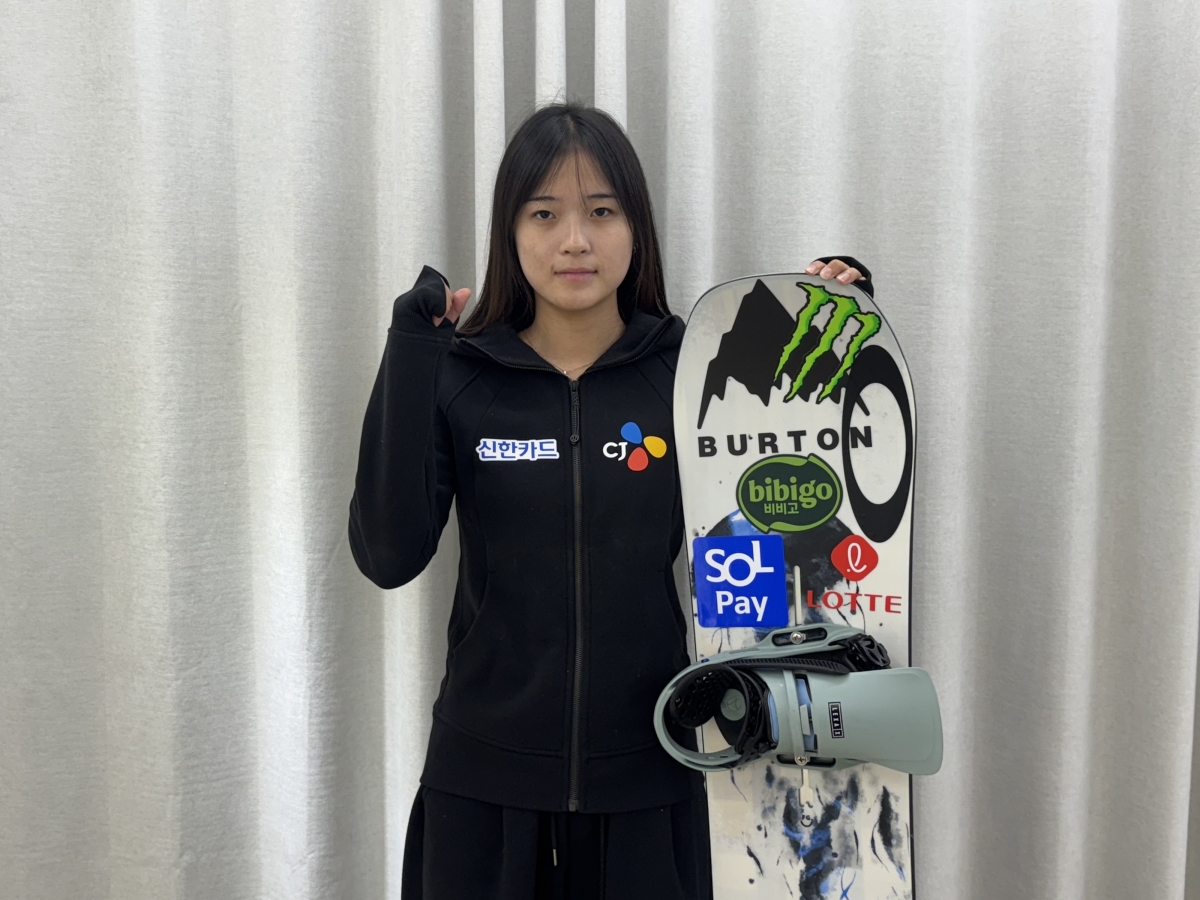 2026 밀라노·코르티나담페초 동계올림픽을 앞두고 최종 점검 무대 삼아 16~18일 스위스 락스에서 열리는 국제스키연맹 하프파이프 월드컵에 출전하는 최가온이 보드를 든 채 선전을 다짐하고 있다.  올댓스포츠 제공