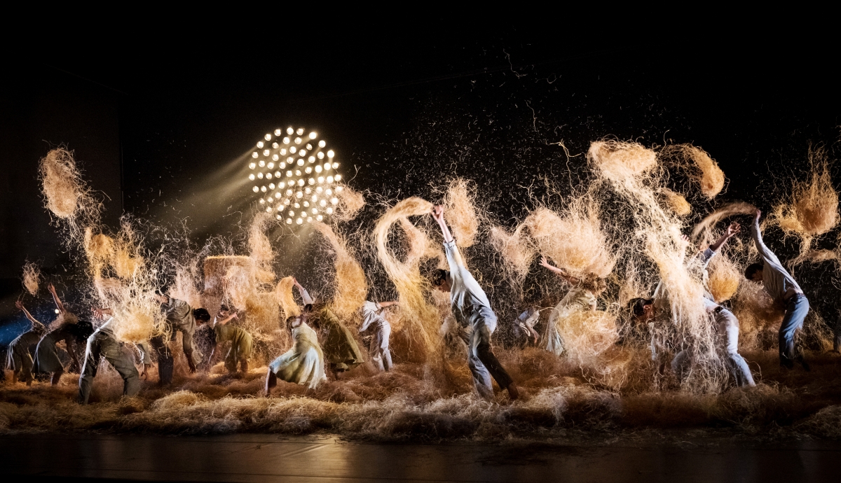 현대발레 안무가 알렉산더 에크만의 ‘한여름밤의 꿈’은 폭발적인 군무가 시각적 충격을 안긴다. LG아트센터 제공