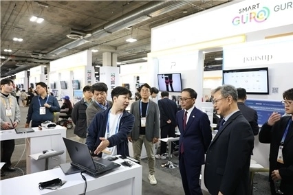 장인홍(오른쪽 두 번째) 구로구청장이 지난 7일 미국 라스베이거스에서 열린 CES 내 ‘구로G밸리관’에서 참가 기업의 기술 설명을 듣고 있다. 구로구 제공