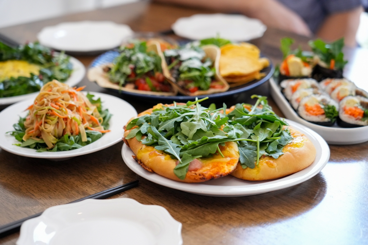 강북구 스마트팜에서 재배한 루콜라를 활용한 협력매장 메뉴. 강북구 제공