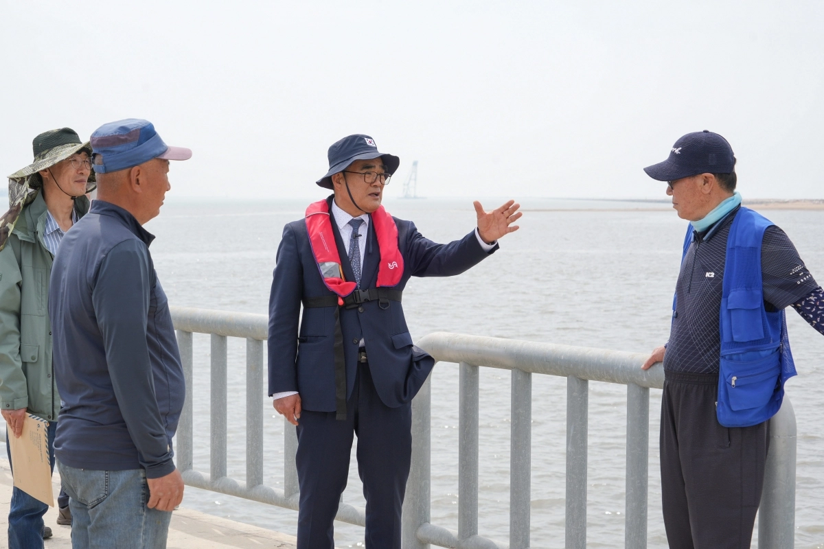 김기웅 서천군수가 갯벌 생태계 훼손이 심각한 유부도에서 주민들로부터 애로사항을 청취하고 있다. 서천군 제공