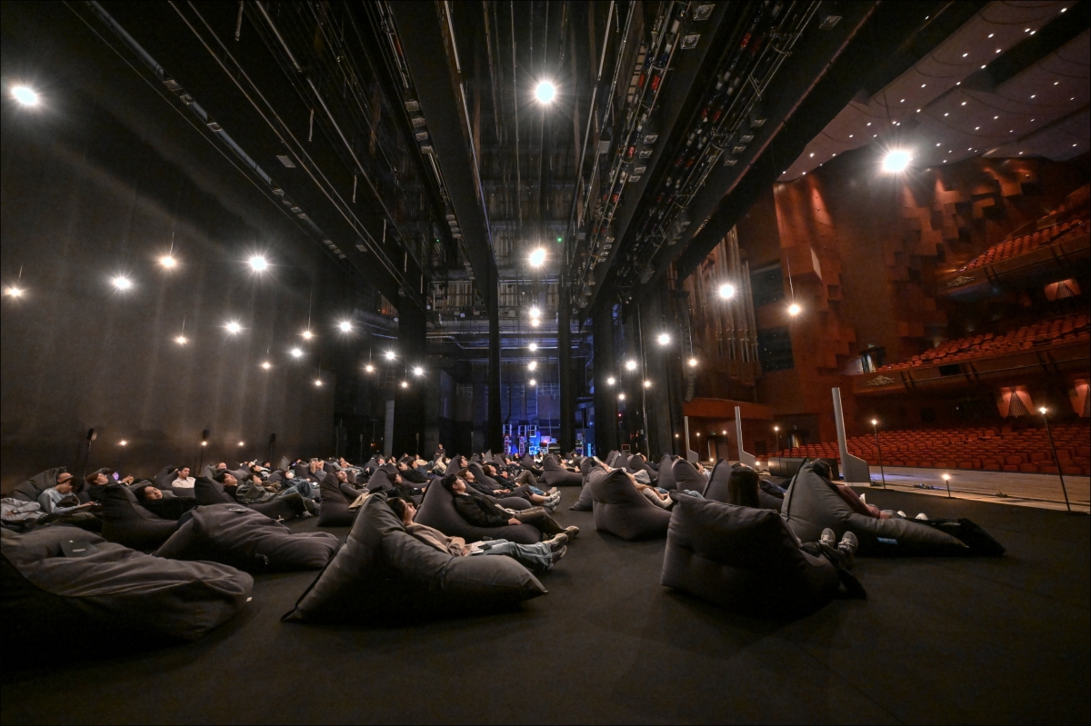 지난해 서울 종로구 세종문화회관 대극장에서 열린 청음회 ‘리스닝 스테이지’에서 관객들이 무대 위에 누워 음악을 감상하고 있다. 세종문화회관 제공