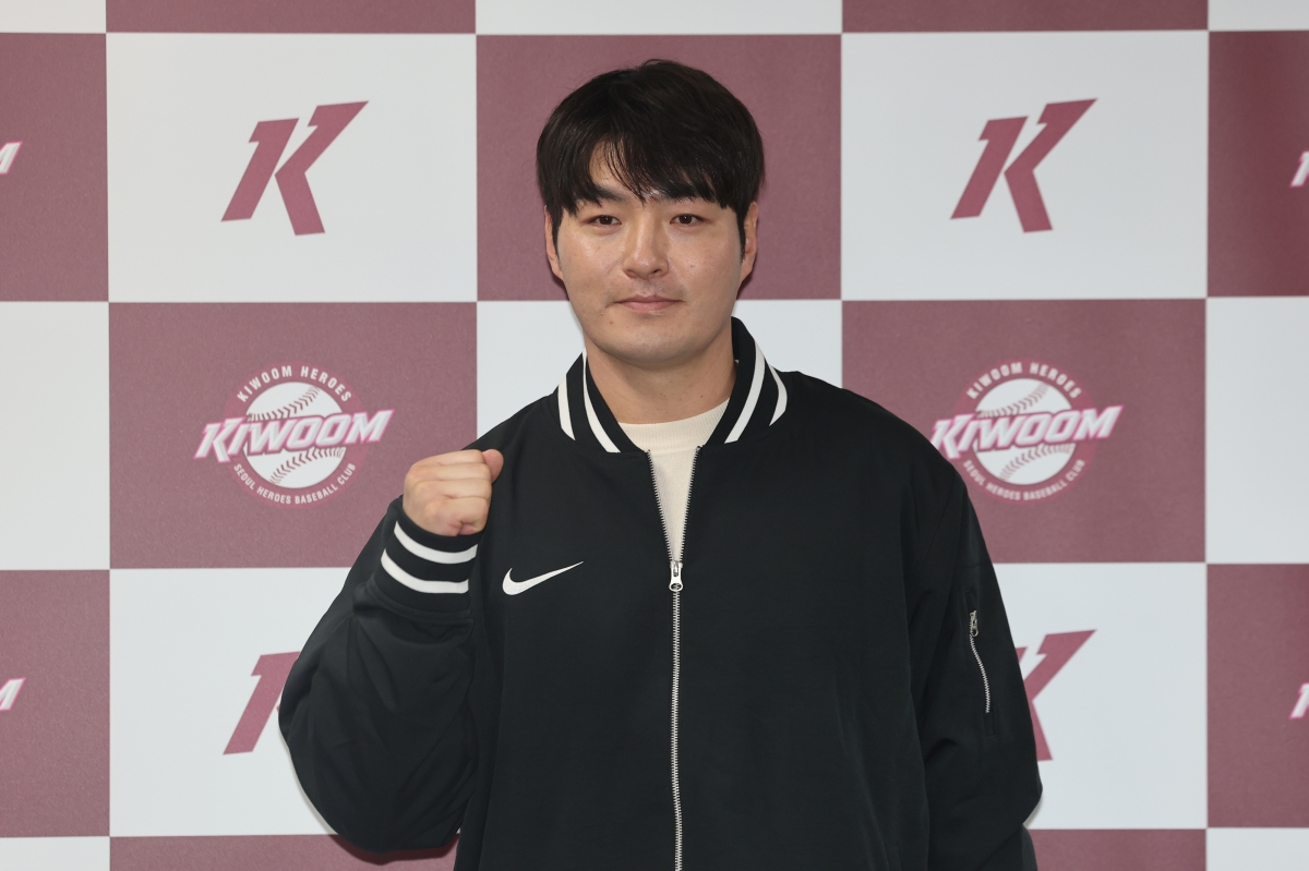 박병호 키움 히어로즈 잔류군 선임코치가 15일 서울 구로구 고척스카이돔에서 취재진과 인터뷰하기 전 포즈를 취하고 있다. 2026.1.15 연합뉴스