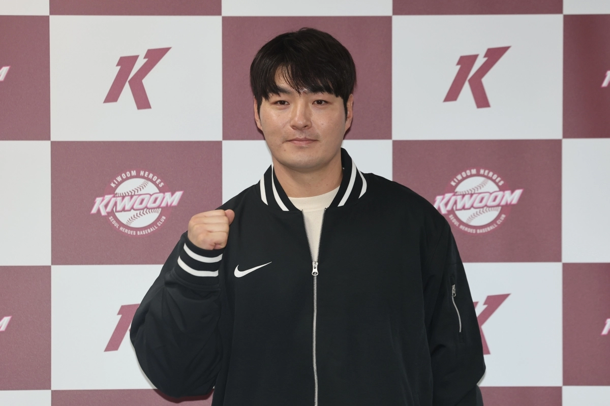 프로야구 키움 히어로즈 잔류군 선임코치로 야구 인생 2막을 시작하는 박병호가 15일 서울 고척스카이돔 전력분석실에서 열린 코치 부임 기자간담회에서 파이팅 포즈를 취하고 있다. 2026.1.15 연합뉴스