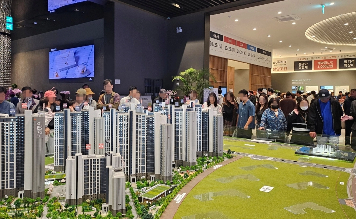 ‘김포풍무 호반써밋’ 견본주택 방문객들이 단지 모형도를 살펴보고 있는 모습. 호반그룹 제공