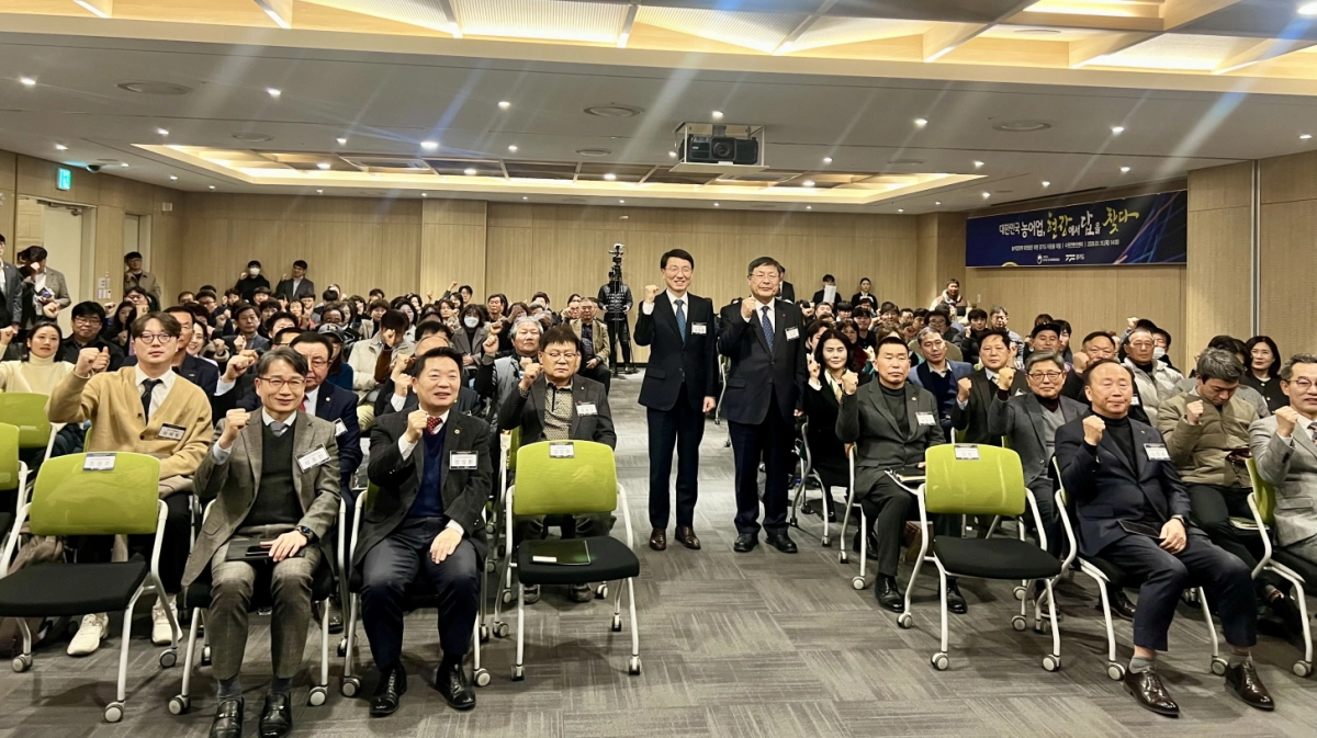 방성환 의원이 15일 수원컨벤션센터에서 열린 대통령직속 농어업ㆍ농어촌특별위원회 경기도 타운홀 미팅에 참석해 관계자들과 함께 기념촬영을 하고 있다.(사진=경기도의회)