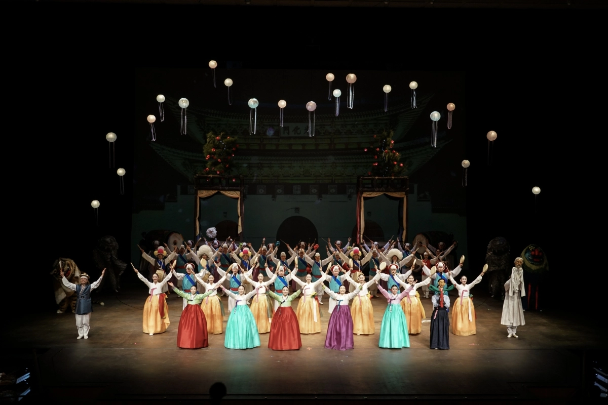 국립국악원이 오는 22일 ‘새해국악연’을 열어 새해 정담과 덕담을 나눈다. 사진은 ‘아리랑대합창’ 무대. 국립국악원 제공