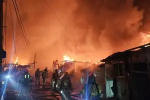 구룡마을 화재 안 잡혀 대응 2단계 격상… ‘시계 불량’ 헬기도 못 떠