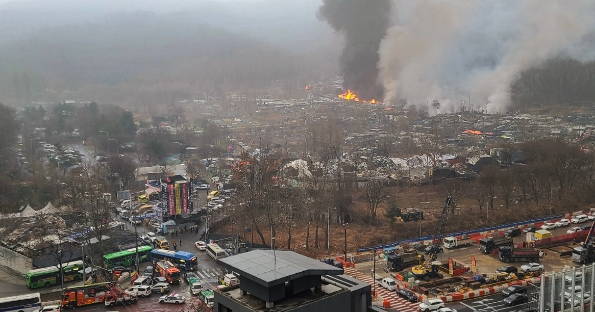 불길 치솟는 구룡마을 화재 현장