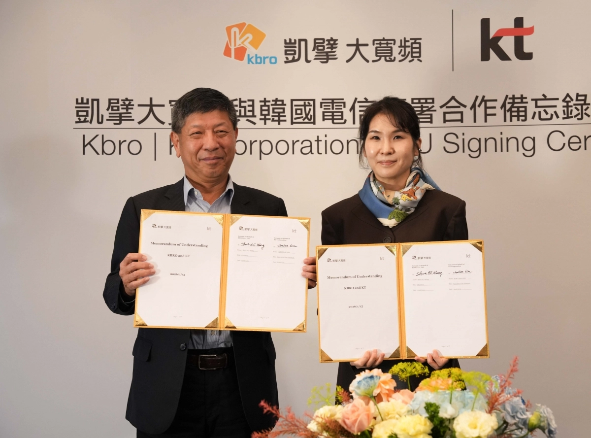 스티브 H.S 왕(왼쪽) KBRO 회장, 김채희  KT 미디어부문장 전무가 지난 15일 대만 현지 빅토리아 호텔에서 스마트 홈 서비스 및 AI 기반 디지털 미디어 공동 개발을 위한 전략적 업무협약(MOU)을 체결하고 기념사진을 촬영하고 있다. KT 제공