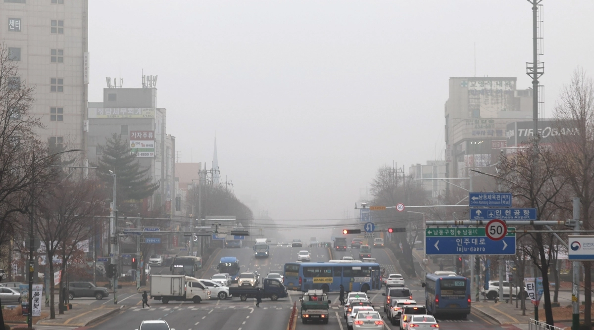 짙은 안개와 함께 전국 곳곳의 초미세먼지 농도가 나쁨 수준을 보인 16일 오전 인천 남동구 구월동에서 바라본 도심이 뿌옇게 보이고 있다. 뉴시스