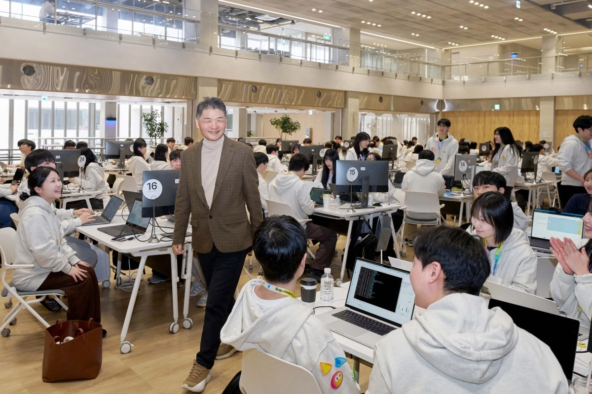 김범수 카카오 미래이니셔티브센터장이 지난 15일 경기 용인시 카카오 AI캠퍼스에서 진행 중인 2026년 그룹 신입 공채 교육 현장을 찾아 신입 크루과 인사를 나누고 있다. 카카오 제공