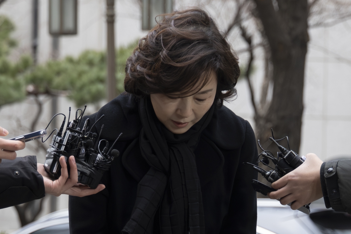 무소속(전 더불어민주당) 강선우 의원에게 ‘공천헌금’ 1억원을 전달한 혐의를 받는 김경 서울시의원이 피의자 신분으로 조사를 받기 위해 지난 15일 서울경찰청 공공범죄수사대로 출석하며 인사를 하고 있다. 연합뉴스