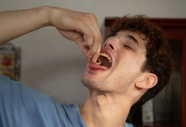 미국 시카고의 한 20대 남성이 현지 케이블 채널 TLC ‘나의 이상한 중독’에서 살아있는 밀웜과 바퀴벌레를 먹는 모습을 보이고 있다. 뉴욕포스트 캡처