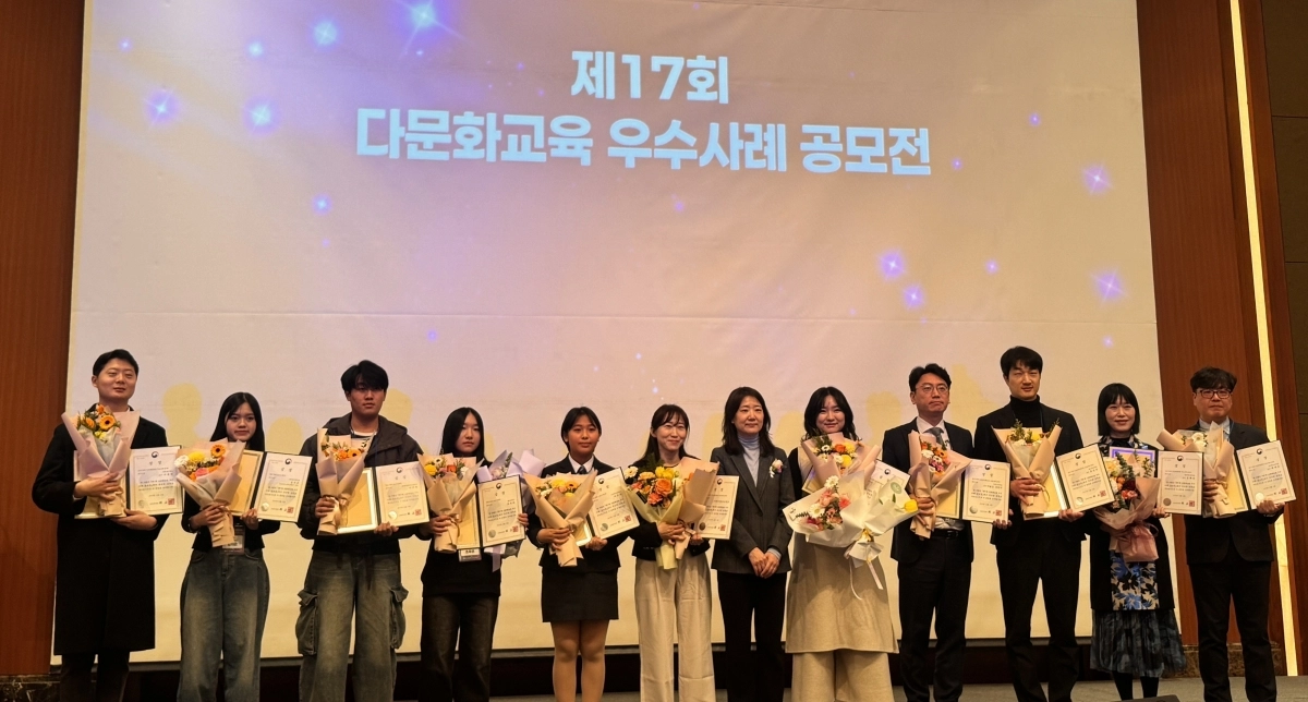 왼쪽에서 다섯번째 순천매산중 이은정 학생, 오른쪽에서 두번째 영광백수중 김혜숙 교사