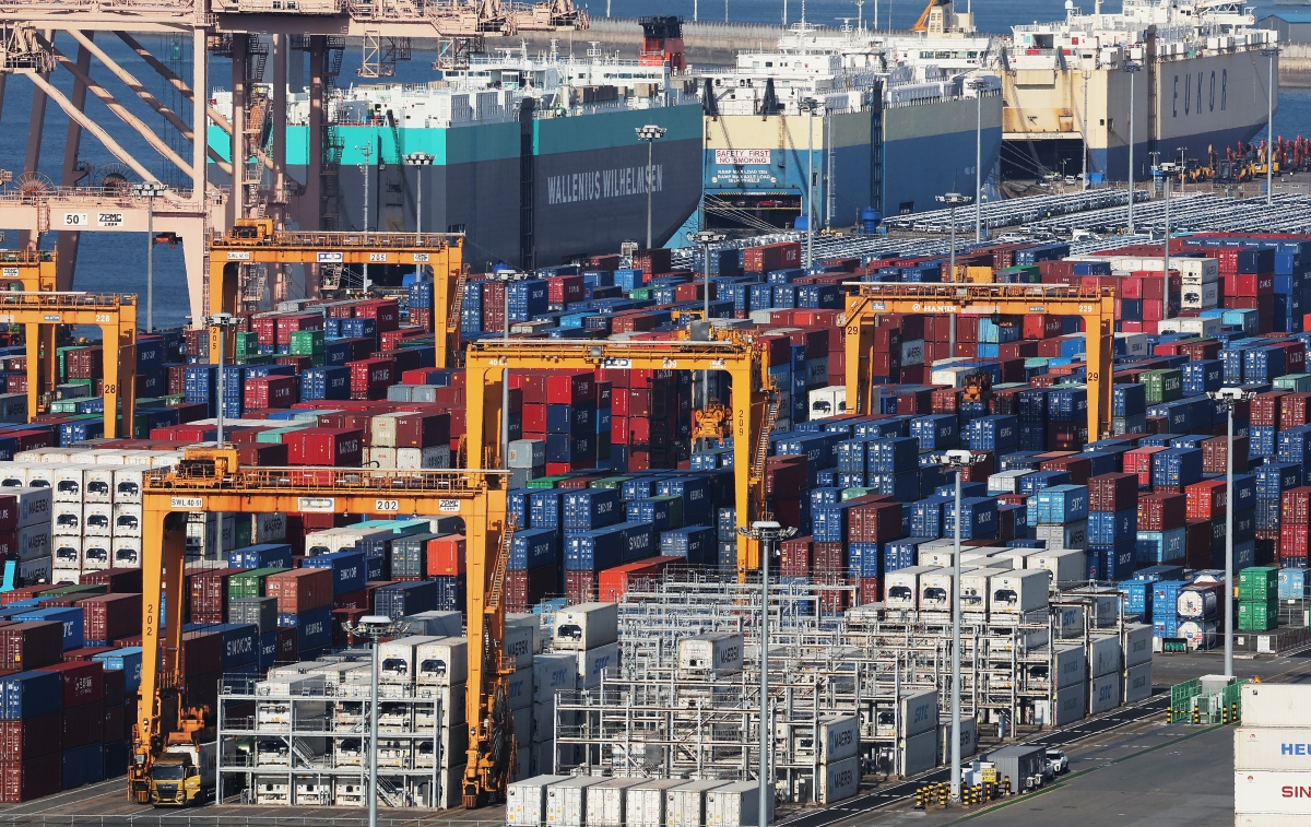 14일 경기도 평택항에 컨테이너가 쌓여 있다. 연합뉴스