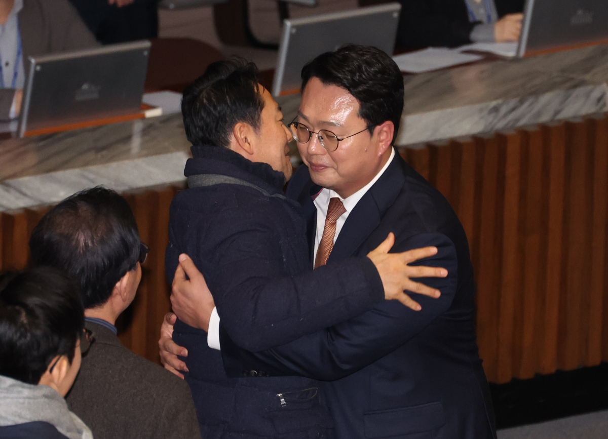 무제한토론 마치고 포옹하는 장동혁-천하람