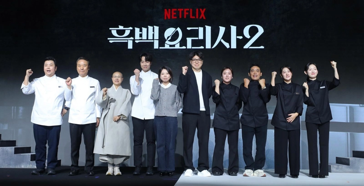 셰프 정호영(왼쪽부터), 후덕죽, 선재스님, 손종원, 김은지PD, 김학민PD, 술 빚는 윤주모, 프렌치 파파, 중식 마녀, 아기 맹수가 17일 오전 서울 종로구 JW 메리어트 동대문 스퀘어 서울에서 열린 넷플릭스 예능 ‘흑백요리사: 요리 계급 전쟁2’ 제작발표회에서 포즈를 취하고 있다. 뉴시스