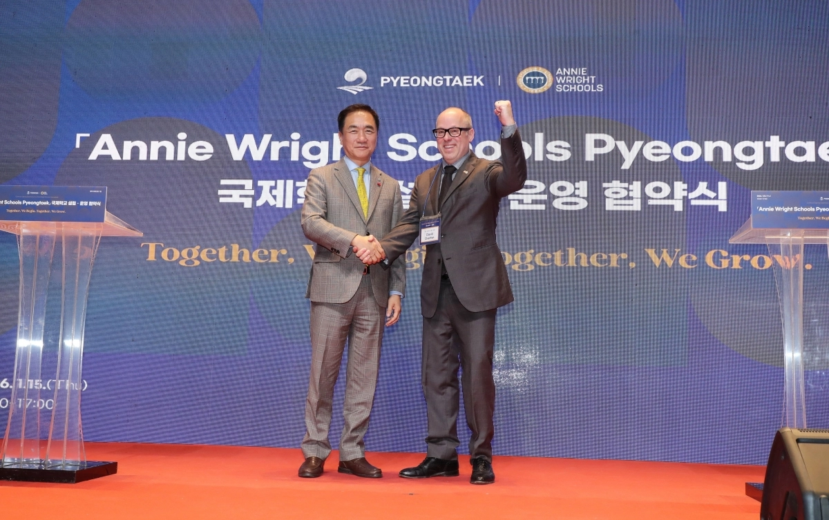 15일 정장선 평택시장(왼쪽)과 애니 라이트 스쿨 이사회 데이빗 오버튼 의장이 ‘평택 스콜라스(Pyeongtaek Scholars, 평택 장학생)’ 합의각서(MOA) 체결 후 기념 촬영을 하고 있다.(평택시 제공)