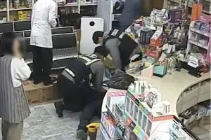 약국서 심정지 쓰러진 80대…인근 경찰관이 ‘심폐소생’ 구조