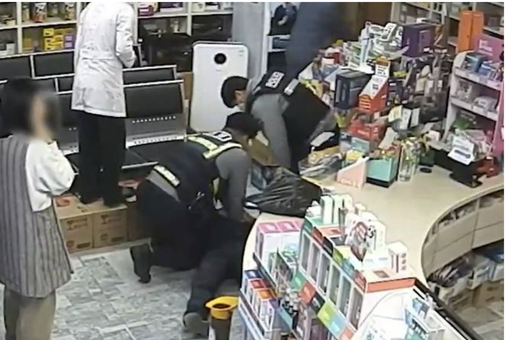 지난해 12월 22일 오전 9시 20분쯤 광주 남구 백운동의 한 약국에서 80대 남성 A씨가 갑자기 의식을 잃고 쓰러졌다. 백운지구대 5팀 경찰관 2명이 A씨의 호흡이 없는 것을 확인한 후 심폐소생술을 실시하고 있다. (광주경찰청 제공)