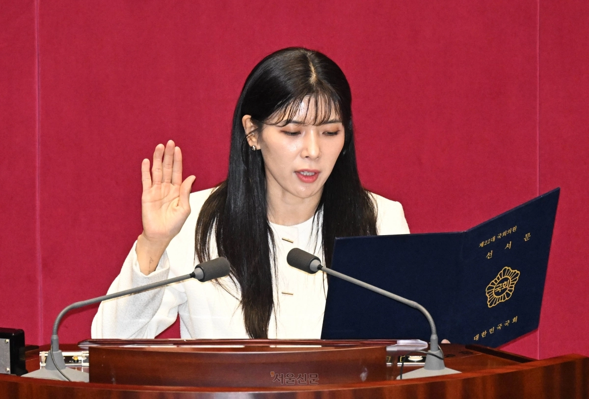 이소희 국민의힘 의원이 15일 국회에서 열린 2026년 1월 임시국회 1차 본회의에서 선서를 하고 있다. 이 의원은 국민의힘 비례대표였던 인요한 전 의원이 사퇴해 의원직을 승계하게 됐다.  홍윤기 기자
