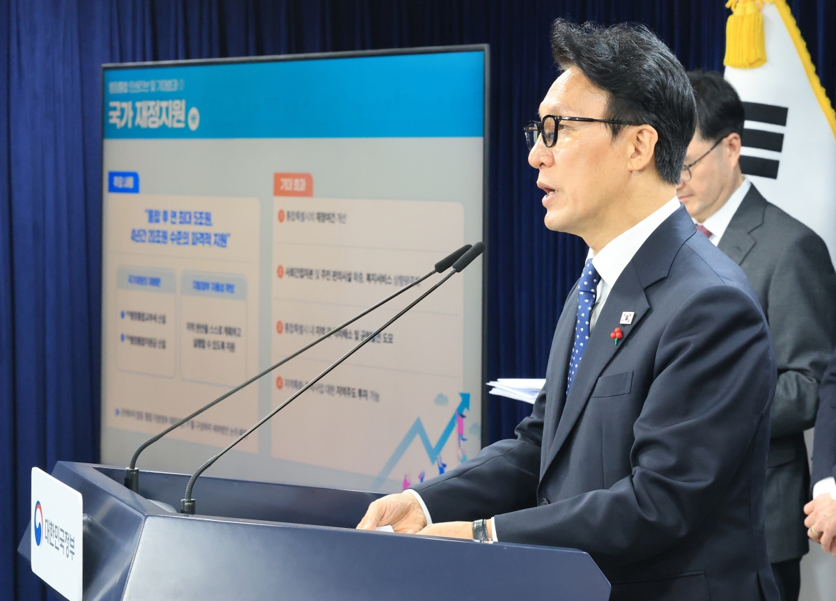 김민석 국무총리가 16일 서울 종로구 정부서울청사에서 행정통합 인센티브 관련 브리핑을 하고 있다. 뉴스1