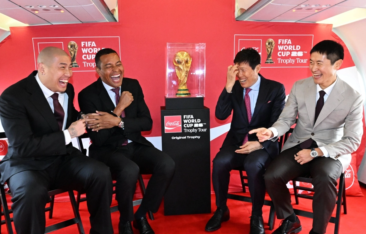 FIFA 레전드이자 전 브라질 축구 국가대표 선수 지우베르투 시우바(왼쪽 두 번째)가 16일 서울 강서구 김포비즈니스항공센터에 주기된 전세기에서 2002 한·일 월드컵 한국 축구 국가대표 선수들과 기념촬영을 하고 있다. 왼쪽부터 차두리 감독, 지우베르투 시우바 선수, 차범근 전 감독, 이영표 해설위원. 2026.1.16 홍윤기 기자