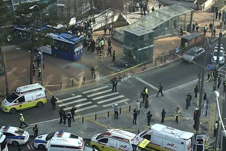 16일 서울 서대문역 사거리에서 버스가 돌진해 부상자가 발생했다. 2026.1.16. 폐쇄회로(CC)TV 화면 캡처