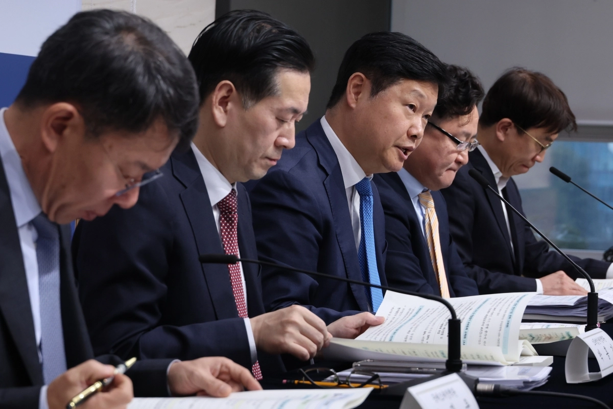 조만희 재정경제부 세제실장이 15일 정부세종청사에서 2025년 세법개정 후속 시행령 개정안에 대해 브리핑하고 있다. 왼쪽부터 재정경제부 변광욱 국제조세정책관·박홍기 소득법인세정책관·조만희 세제실장·김병철 재산소비세정책관·최재영 관세정책관. 세종 연합뉴스
