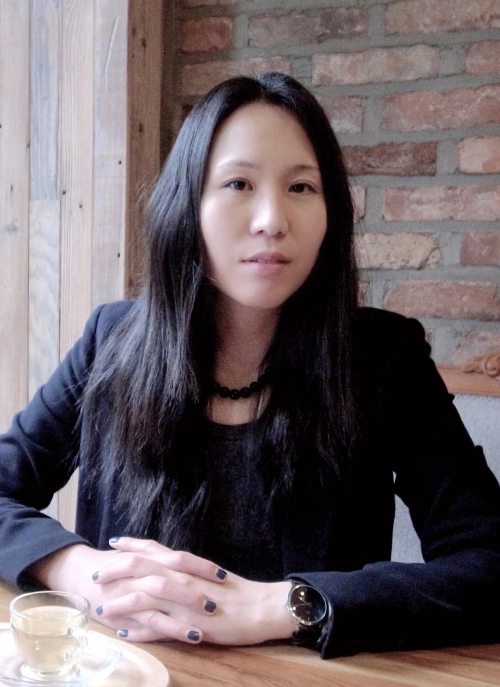 이제니 시인이 7년 만에 펴낸 네 번째 시집 ‘영원이 미래를 돌아본다’는 상실과 슬픔이 반복되는 세계에 대한 기록으로 읽힌다. 시인 제공