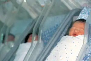 출산율 높인다며 ‘콘돔’에 세금 물린 이 나라…전문가는 고개 절레