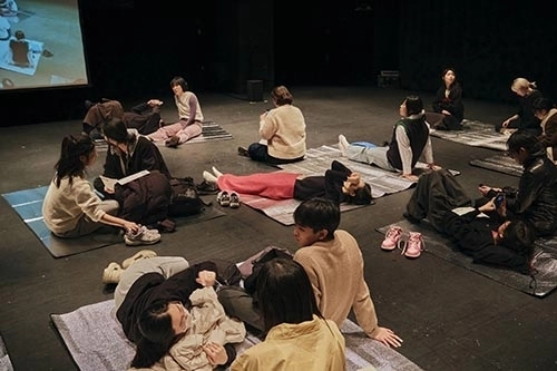 음이온의 연극 ‘개기일식 기다리기’. 두산아트센터 제공·ⓒ김신중