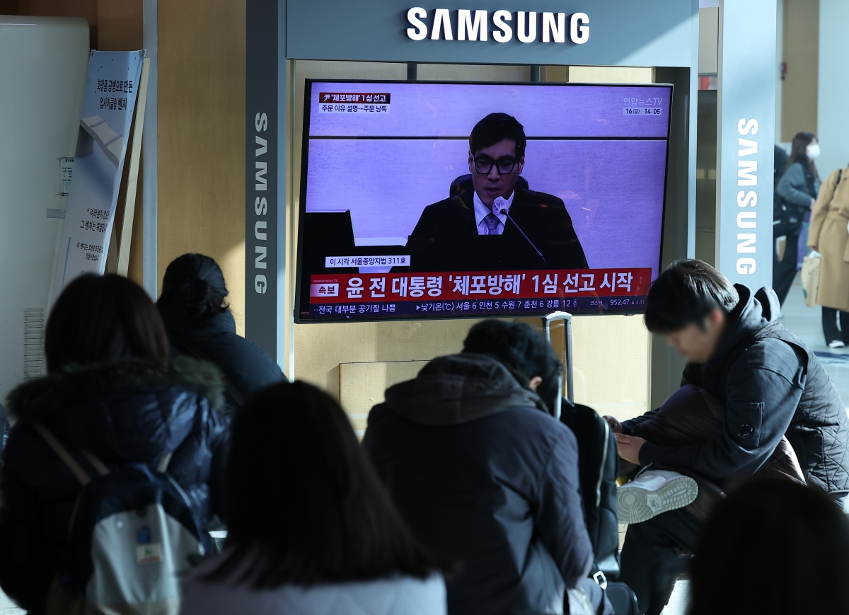 16일 서울역 대합실에서 고위공직자범죄수사처 체포 방해 등 혐의로 기소된 윤석열 전 대통령에 대한 1심 선고 공판이 TV를 통해 생중계되고 있다. 연합뉴스
