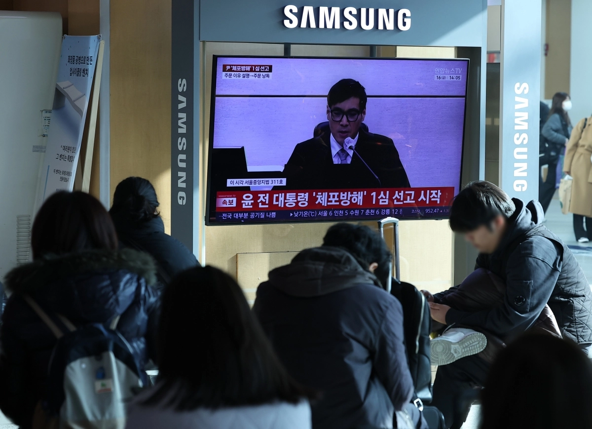 16일 서울역 대합실에서 고위공직자범죄수사처 체포 방해 등 혐의로 기소된 윤석열 전 대통령에 대한 1심 선고 공판이 TV를 통해 생중계되고 있다. 연합뉴스