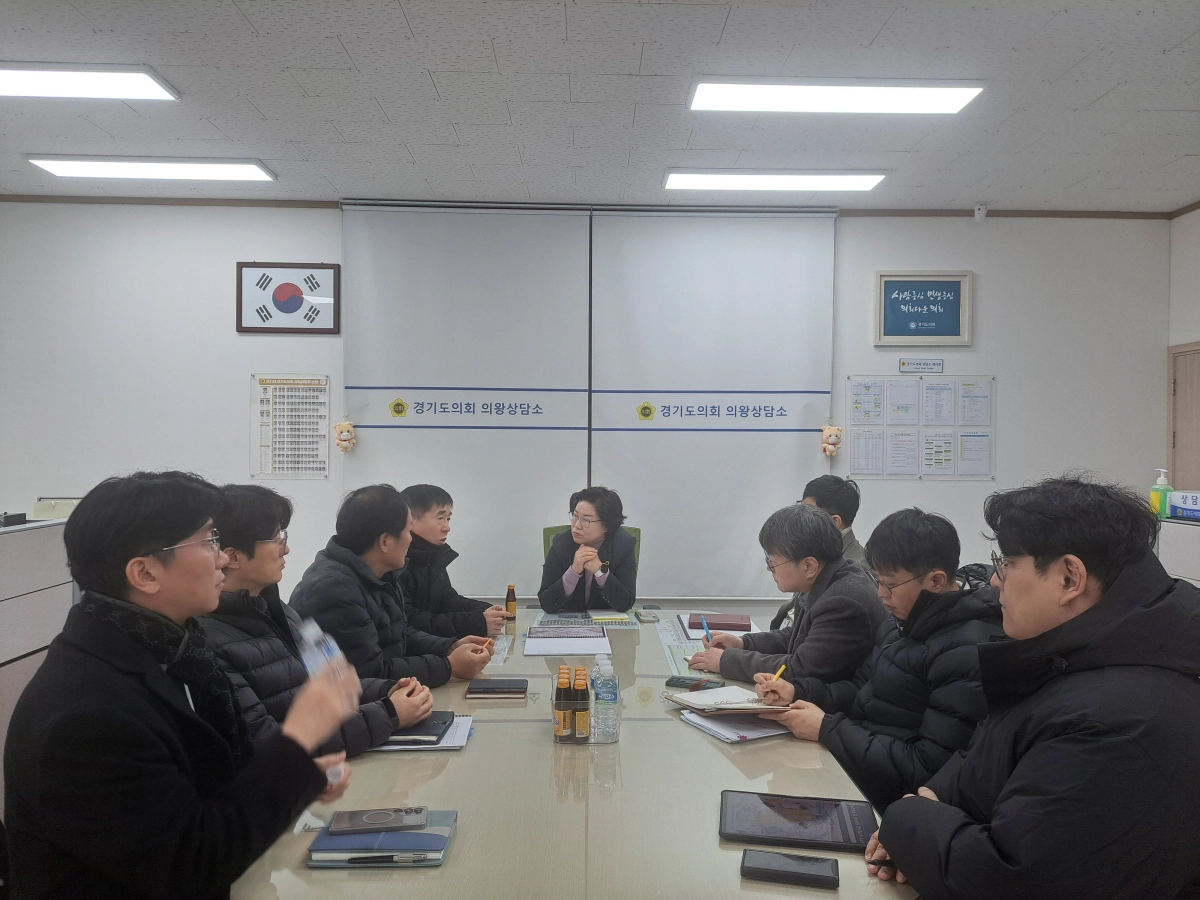김옥순 의원이 16일 경기도의회 의왕상담소에서 정담회를 열고 의왕시청 도시정책과장과 관계 공무원 및 주민들과 함께  재개발 사업으로 인한 공사 진행 관련 발생 문제점 대응 방안을 논의하고 있다.(사진=경기도의회)