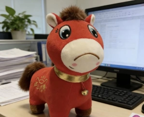 사무실 책상 위에 놓인 ‘우는 표정’ 말 인형. 중국의 수많은 직장인들이 장난감의 이 슬픈 표정에 공감했다. cz.tv