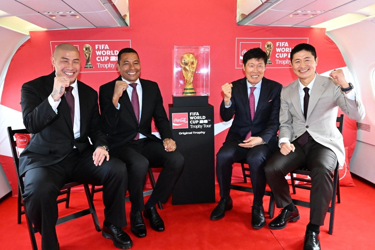 FIFA 레전드이자 전 브라질 축구 국가대표 선수 지우베르투 시우바(왼쪽 두 번째)가 16일 서울 강서구 김포비즈니스항공센터에 주기된 전세기에서 2002 한·일 월드컵 한국 축구 국가대표 선수들과 기념촬영을 하고 있다. 왼쪽부터 차두리 감독, 지우베르투 시우바 선수, 차범근 전 감독, 이영표 해설위원. 2026.1.16 홍윤기 기자