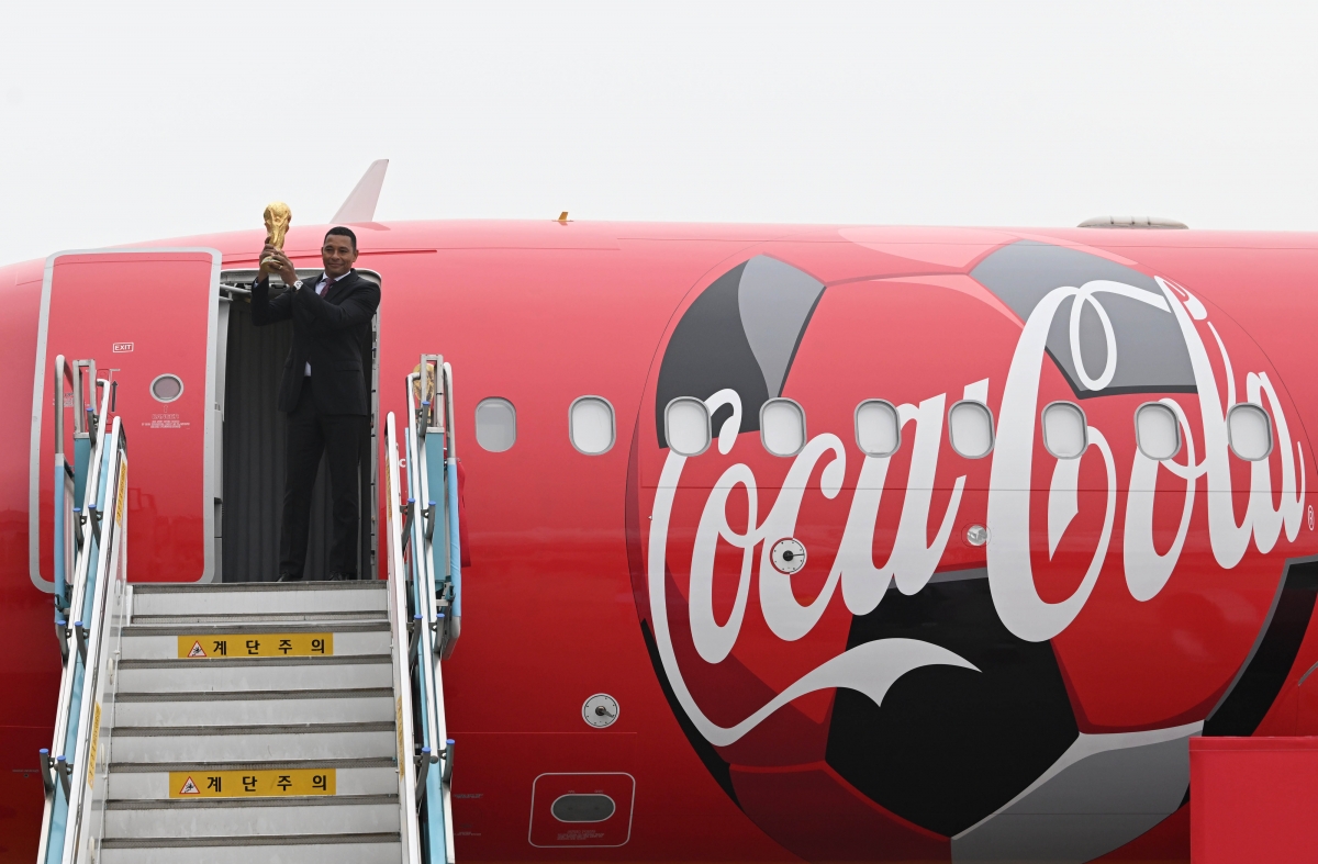 FIFA 레전드이자 전 브라질 축구 국가대표 선수 지우베르투 시우바가 16일 서울 강서구 김포비즈니스항공센터에서 ‘FIFA 월드컵™ 트로피 투어 by 코카-콜라’ 일정으로 방한해 오리지널 FIFA 월드컵™ 트로피를 들어 올리며 포즈를 취하고 있다. 2026.1.16 홍윤기 기자