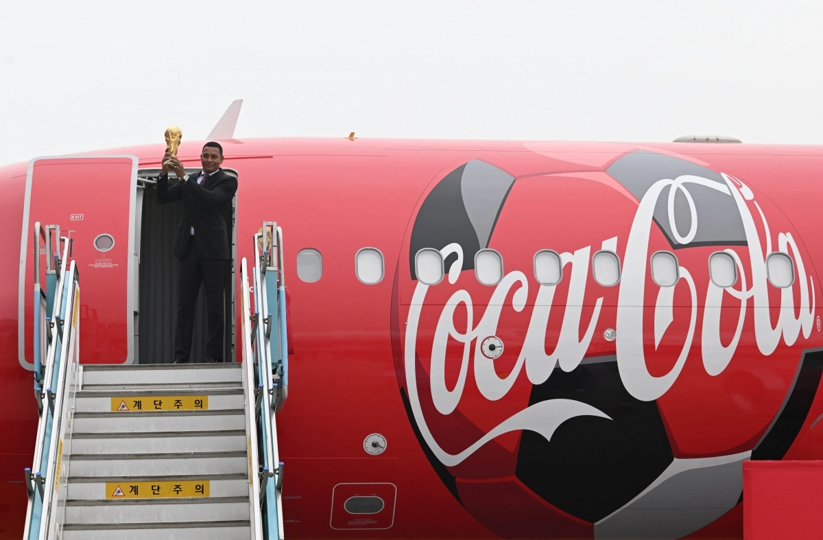 FIFA 레전드이자 전 브라질 축구 국가대표 선수 지우베르투 시우바가 16일 서울 강서구 김포비즈니스항공센터에서 ‘FIFA 월드컵™ 트로피 투어 by 코카-콜라’ 일정으로 방한해 오리지널 FIFA 월드컵™ 트로피를 들어 올리며 포즈를 취하고 있다. 2026.1.16 홍윤기 기자