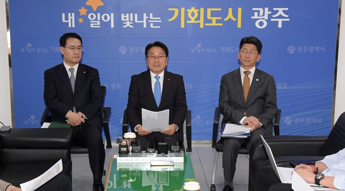 강기정 광주시장이 16일 시청 기자실에서 기자차담회를 열고 정부의 통합특별시 인센티브안 발표에 대한 환영의사를 밝히고 있다. 광주광역시 제공