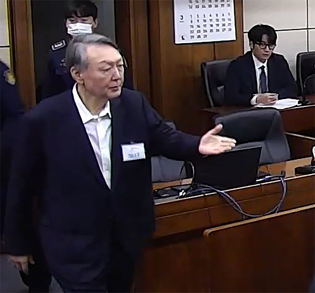 윤석열 전 대통령이 16일 오후 서울 서초구 중앙지방법원에서 체포 방해와 국무위원 심의권 침해 등 혐의 1심 선고 공판에 출석하고 있다.