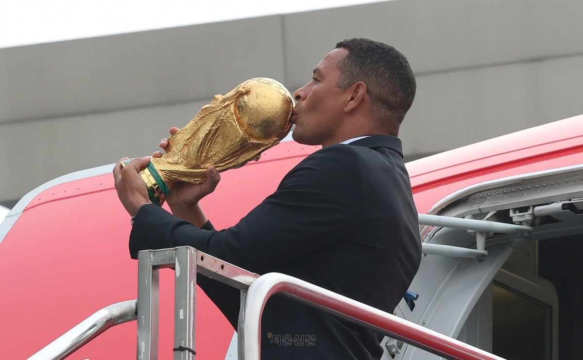 FIFA 레전드이자 전 브라질 축구 국가대표 선수 지우베르투 시우바가 16일 서울 강서구 김포비즈니스항공센터에서 ‘FIFA 월드컵™ 트로피 투어 by 코카-콜라’ 일정으로 방한해 오리지널 FIFA 월드컵™ 트로피를 들어 올리며 포즈를 취하고 있다. 2026.1.16 홍윤기 기자