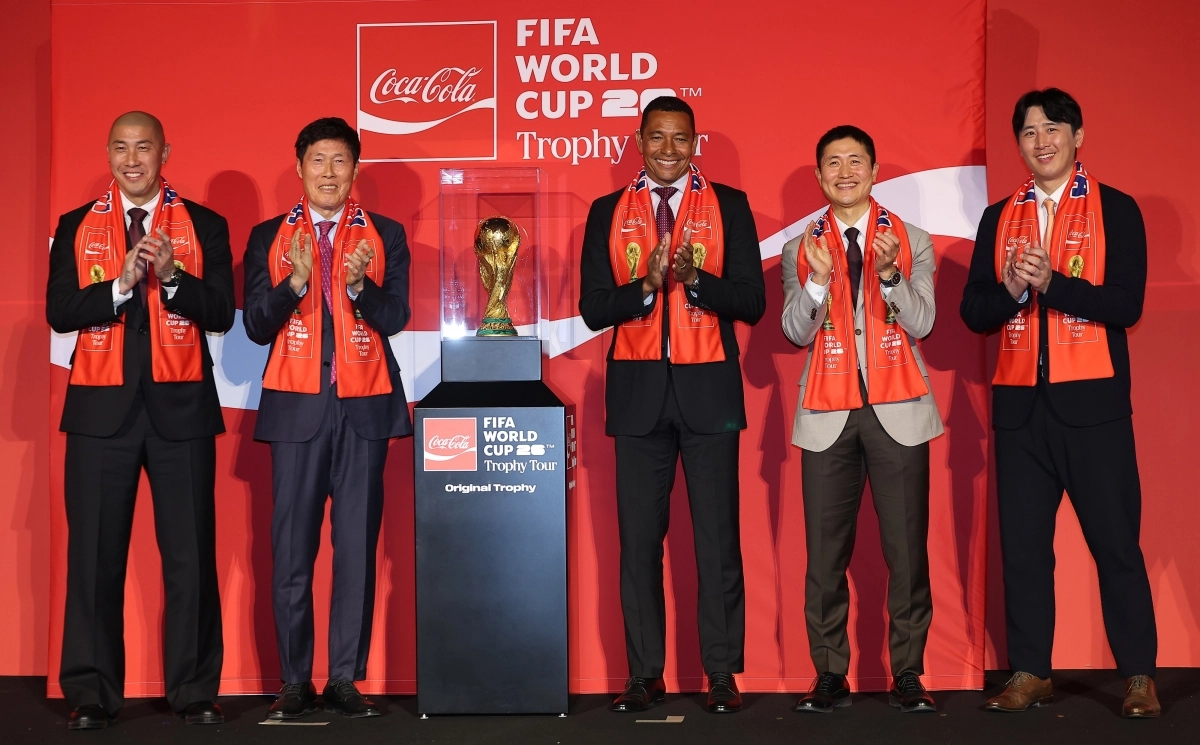 월드컵 트로피와 기념촬영하는 축구 레전드들