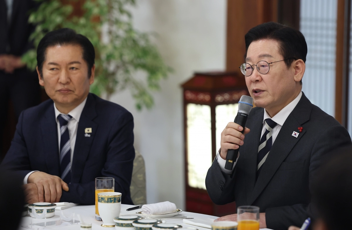 이재명 대통령이 16일 청와대 상춘재에서 열린 정당 지도부 초청 오찬에서 발언하고 있다.  왼쪽은 더불어민주당 정청래 대표. 2026.1.16 연합뉴스